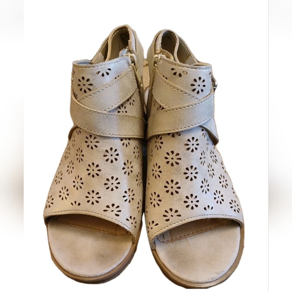 Wondernations Cream Sandals sz13 Girls Peep-Toe Zipper Used